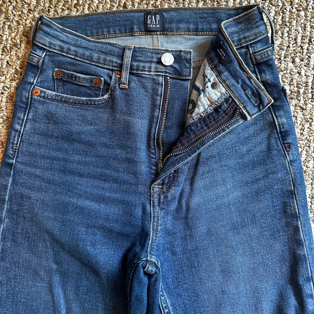 High Rise Mid Wash Gap Cigarette leg size 00/24 Jeans